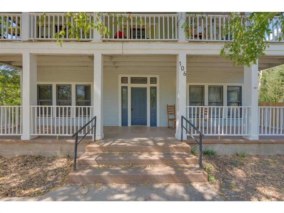 106 S Ave A in Elgin, TX - Foto de edificio
