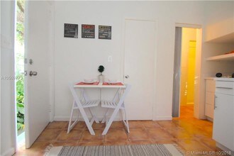 1455 Michigan Ave-Unit -7 in Miami Beach, FL - Foto de edificio - Building Photo