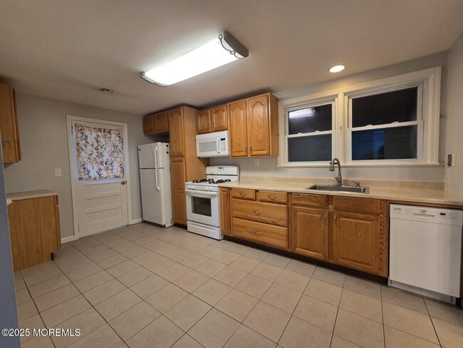 219 Dock St in Union Beach, NJ - Building Photo - Building Photo