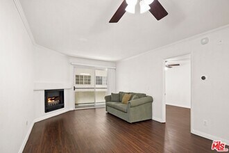 5535 Canoga Ave in Los Angeles, CA - Building Photo - Building Photo