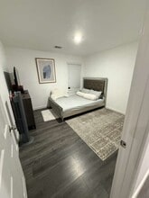 5616 Hollow Pines Dr in Houston, TX - Building Photo - Building Photo