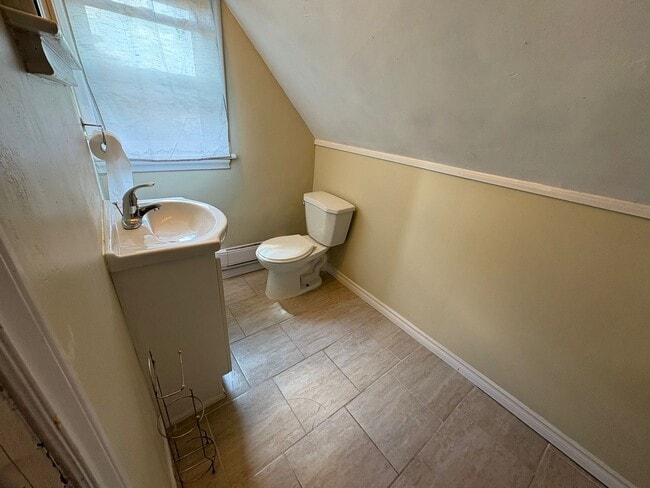 410 Barton St E in Hamilton, ON - Building Photo - Building Photo