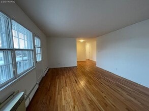 84 Shore Rd in Port Washington, NY - Building Photo - Building Photo