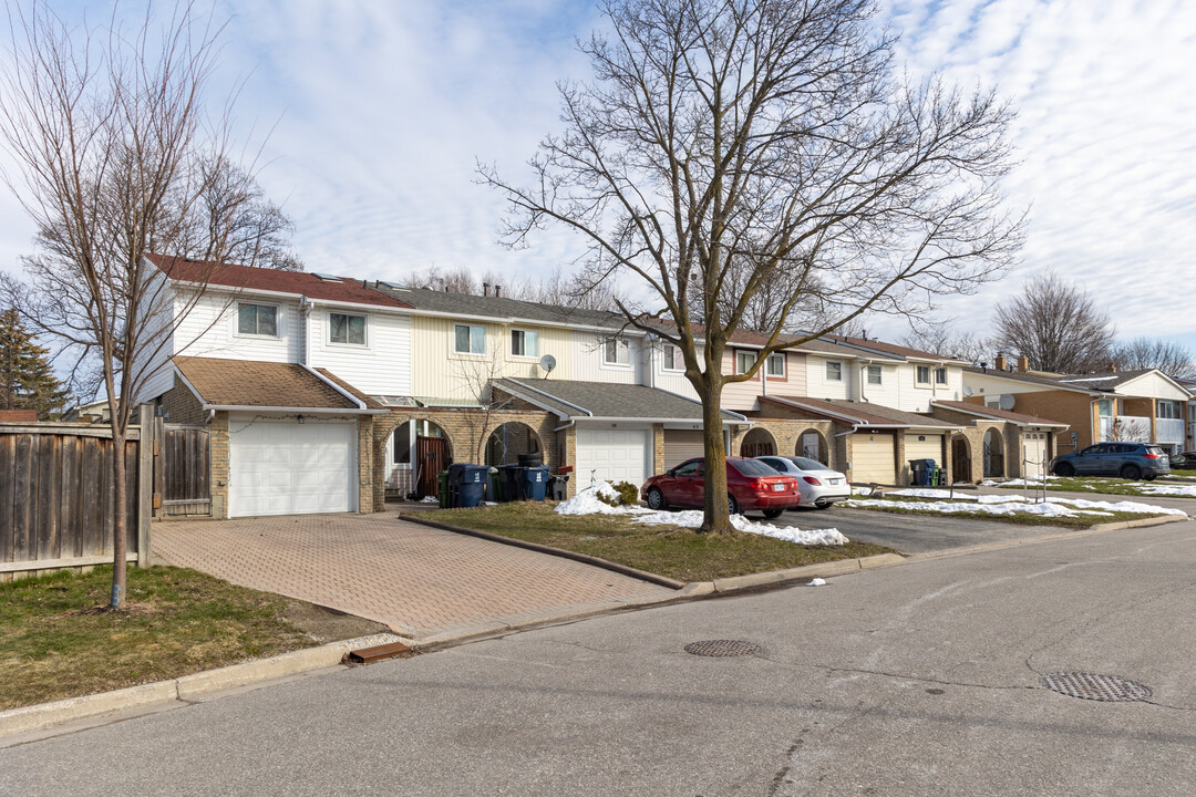 42 Kennaley Cres in Toronto, ON - Building Photo