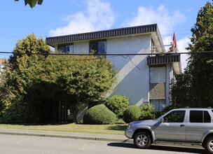 1328 George St in White Rock, BC - Building Photo - Building Photo