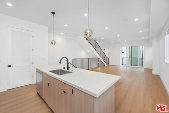 5248 Auckland Ave in Los Angeles, CA - Building Photo - Building Photo