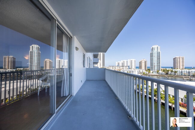 137 Golden Isles Dr in Hallandale Beach, FL - Building Photo - Building Photo