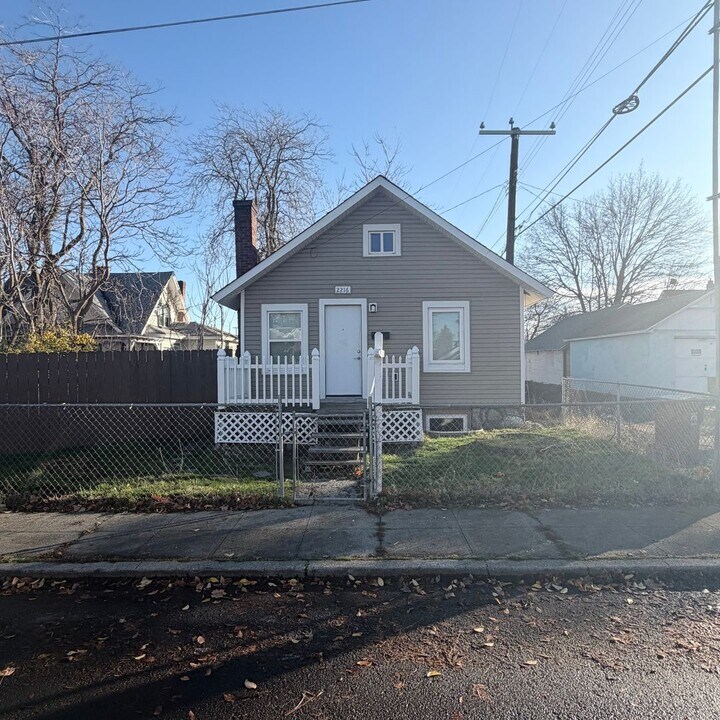 2216 N Oak St in Spokane, WA - Building Photo
