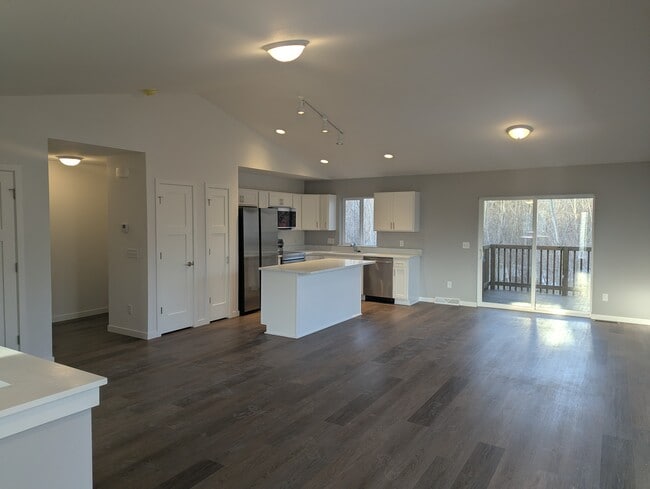 132 Chalet Dr in Stoughton, WI - Building Photo - Building Photo