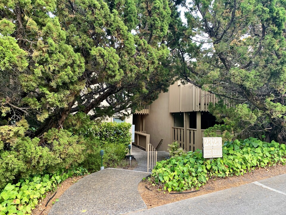 2323 Eastridge Ave, Unit 513 in Menlo Park, CA - Foto de edificio