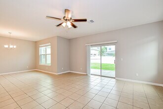 1105 Atlantic Ave in Fruitland Park, FL - Foto de edificio - Building Photo