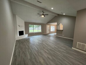 6223 Brookgate Dr in Spring, TX - Foto de edificio - Building Photo
