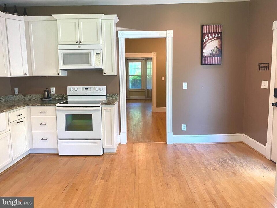 10304 Gunston Rd in Lorton, VA - Building Photo