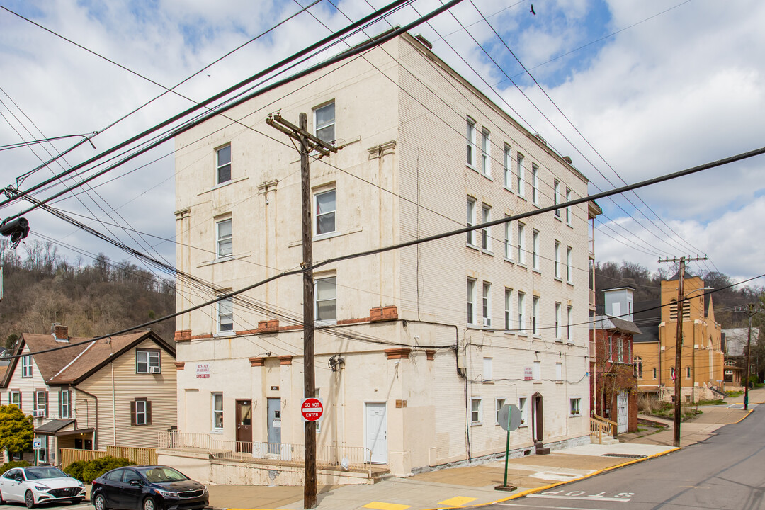 484 3rd St in Pitcairn, PA - Foto de edificio