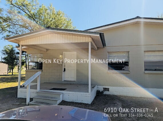 6910 Oak St in Grand Ridge, FL - Building Photo - Building Photo