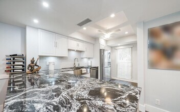 1814 Presidential Way in West Palm Beach, FL - Building Photo - Building Photo