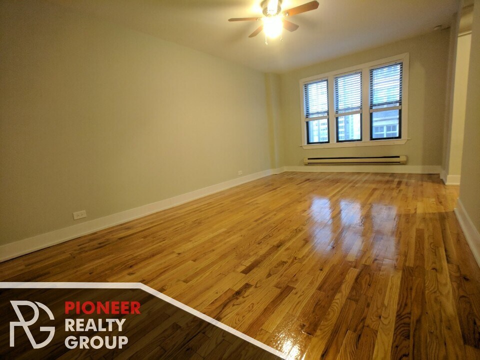 429 W Roscoe St, Unit 201 in Chicago, IL - Building Photo