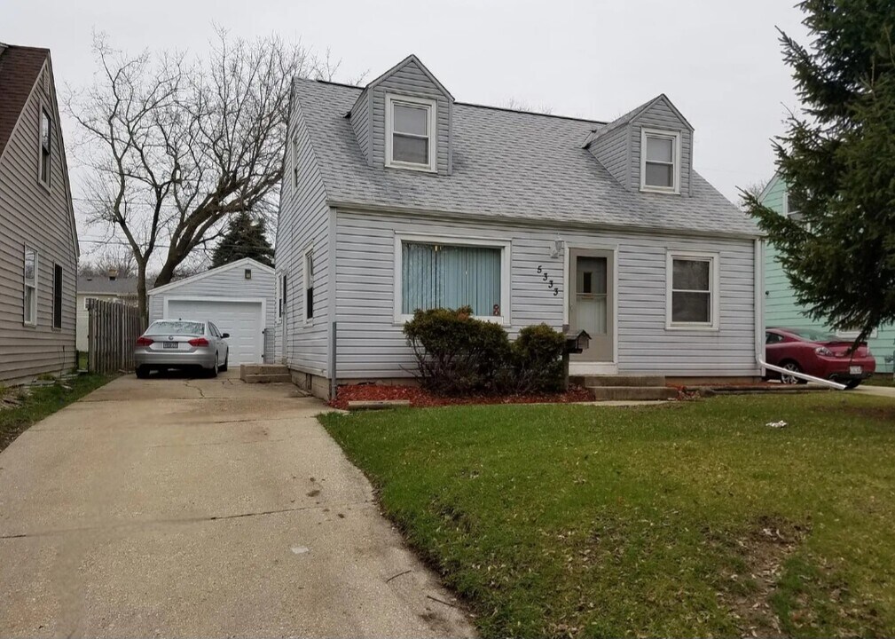 5333 N 51st Blvd in Milwaukee, WI - Building Photo