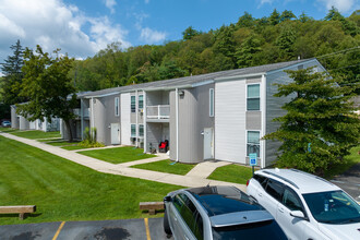 Emerald Pond Estates in Ellenville, NY - Foto de edificio - Building Photo