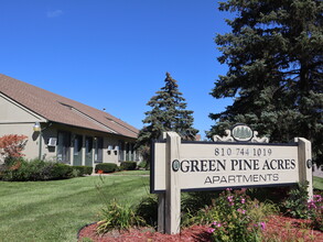 Green Pine Acres Apartments in Burton, MI - Foto de edificio - Building Photo
