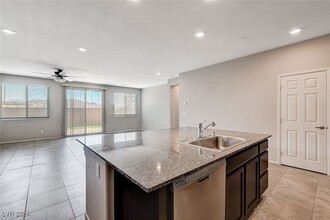 2173 Rio Rancho Pointe Pl, Unit 404 in Henderson, NV - Building Photo - Building Photo