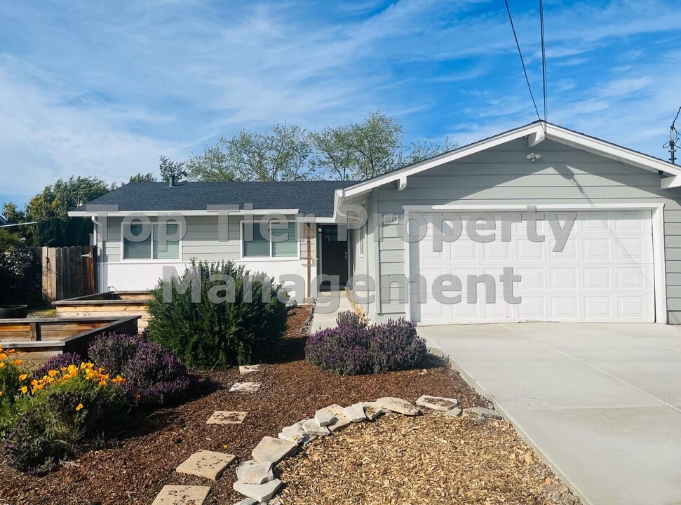 2543 Prestwick Ave in Concord, CA - Building Photo