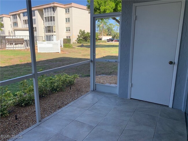 1624 Pine Valley Dr in Ft. Myers, FL - Foto de edificio - Building Photo