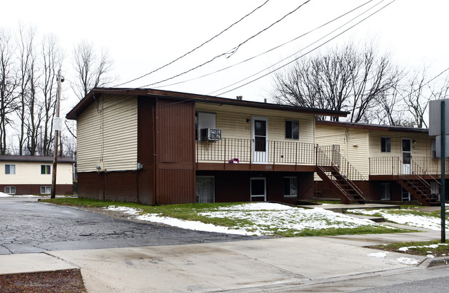 Newton Woods in Akron, OH - Foto de edificio - Building Photo