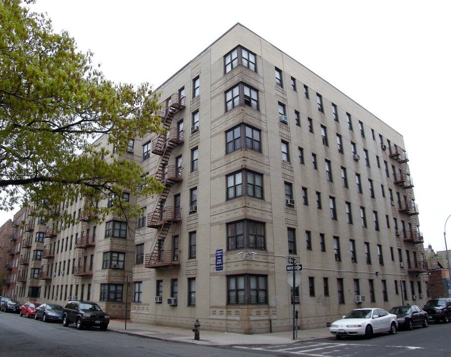 2105 Cruger Ave in Bronx, NY - Building Photo