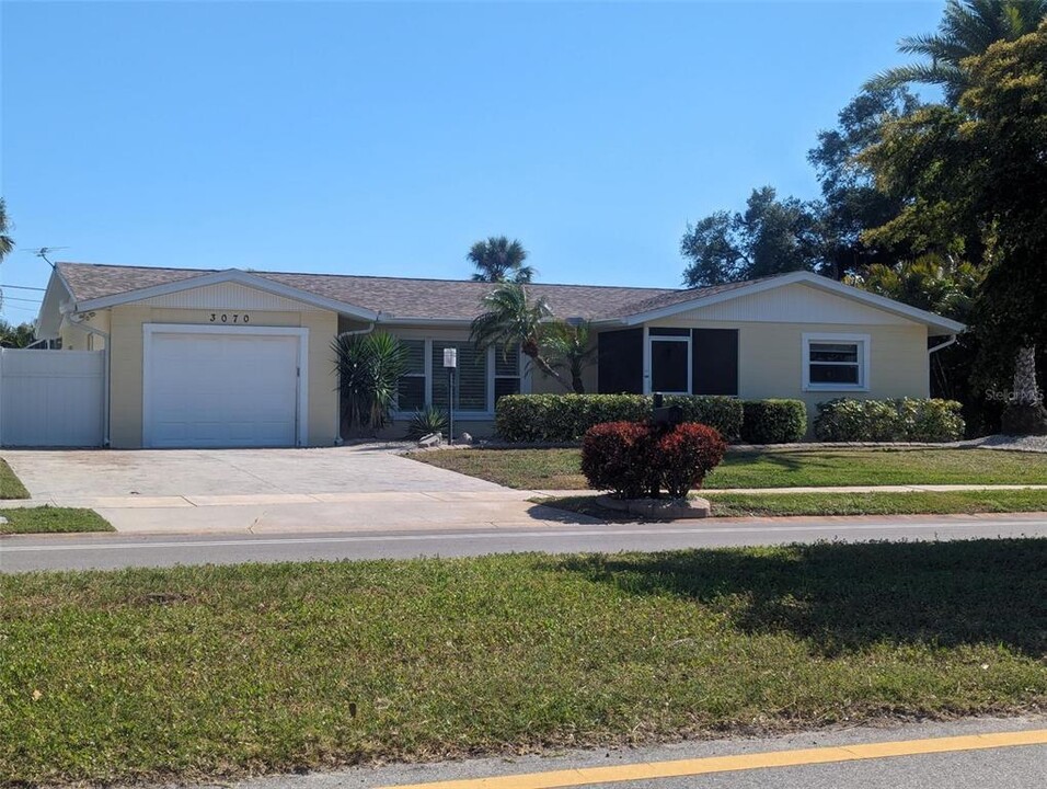 3070 Gulf Gate Dr in Sarasota, FL - Building Photo