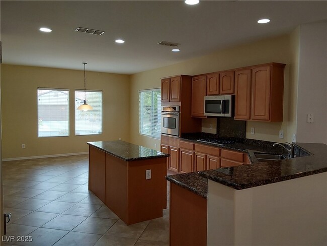 2140 Waterton Rivers Dr in Henderson, NV - Building Photo - Building Photo