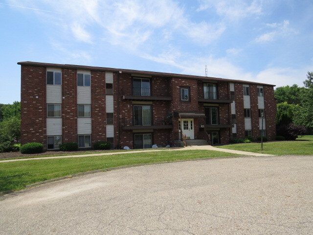 5980 Margie Cir SW, Unit 202 in Navarre, OH - Building Photo