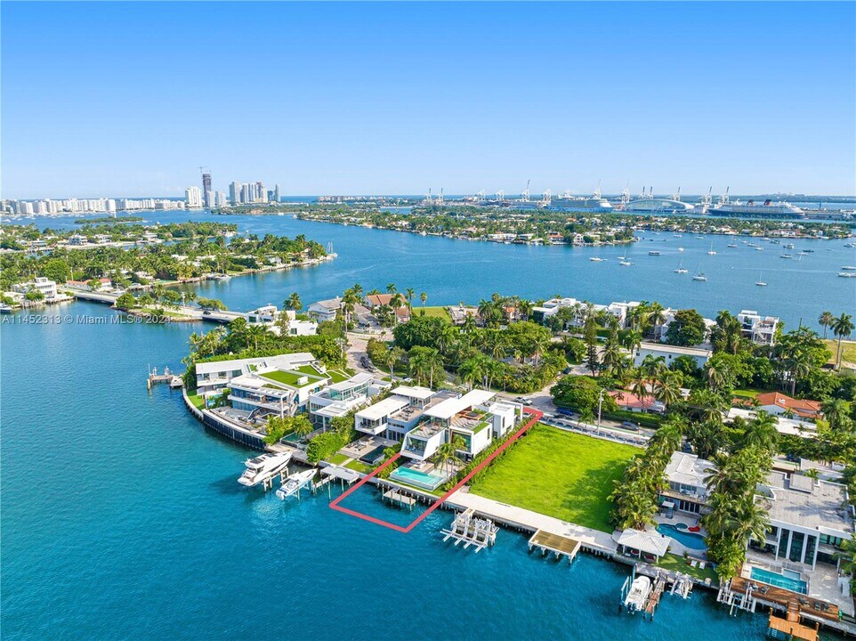 1369 N Venetian Way in Miami Beach, FL - Building Photo