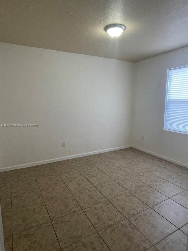 3448 NE 1st St in Homestead, FL - Foto de edificio - Building Photo