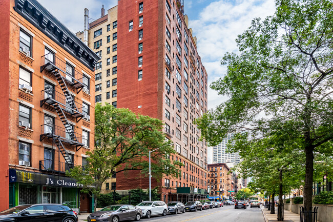 Prewar Sutton Place in New York, NY - Foto de edificio - Building Photo