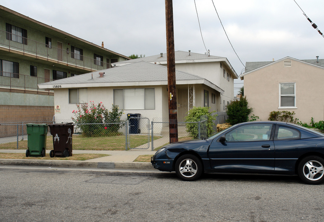 13809 Hawthorne Way in Hawthorne, CA - Building Photo