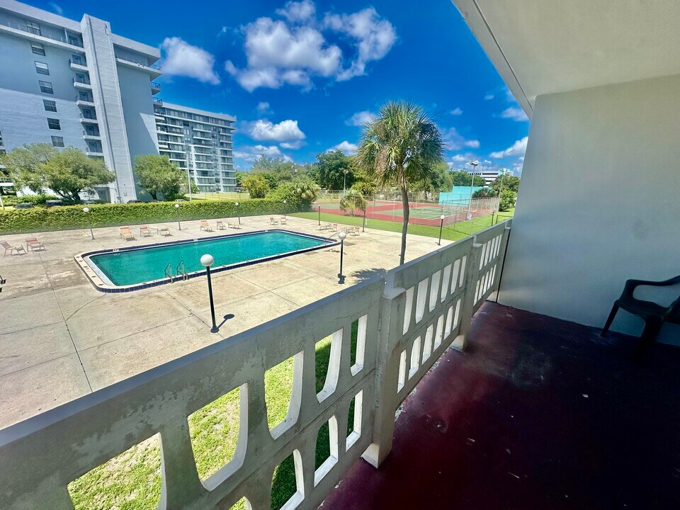15600 NW 7th Ave, Unit 218 in Miami, FL - Building Photo