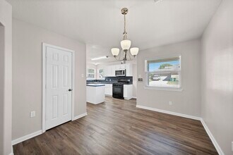 987 Oak Glen Dr in Willis, TX - Foto de edificio - Building Photo