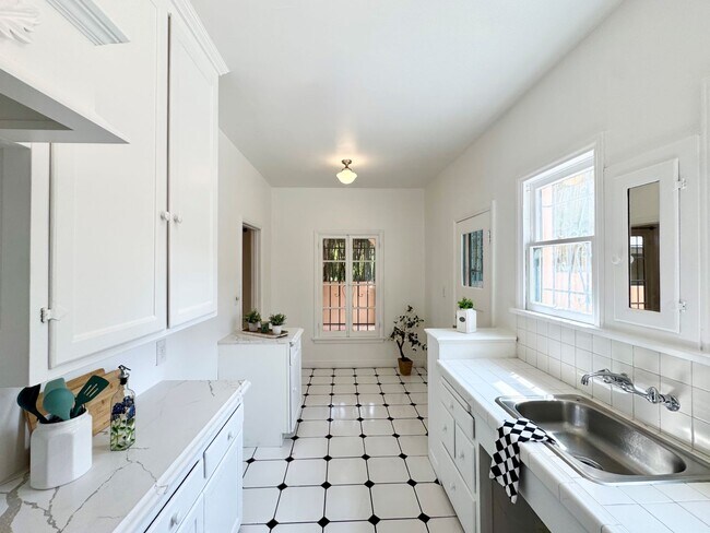 221 S Gramercy Pl in Los Angeles, CA - Building Photo - Building Photo