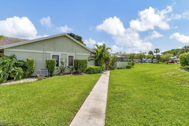 5696 Northpointe Ln in Boynton Beach, FL - Foto de edificio - Building Photo