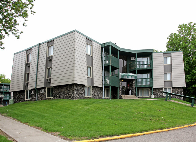 Garden View Apartments in New Brighton, MN - Building Photo - Building Photo