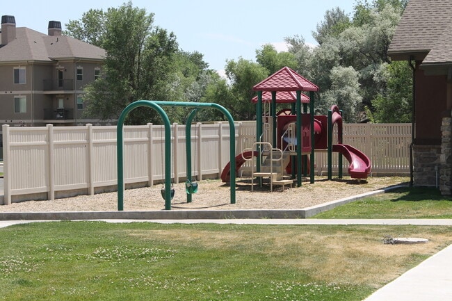 825 S 90 E in Vernal, UT - Foto de edificio - Building Photo