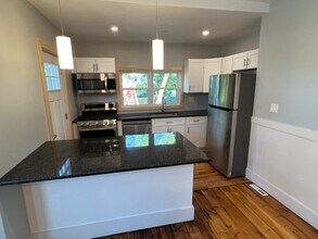9 E Collins St, Unit 2 in Salem, MA - Building Photo - Building Photo