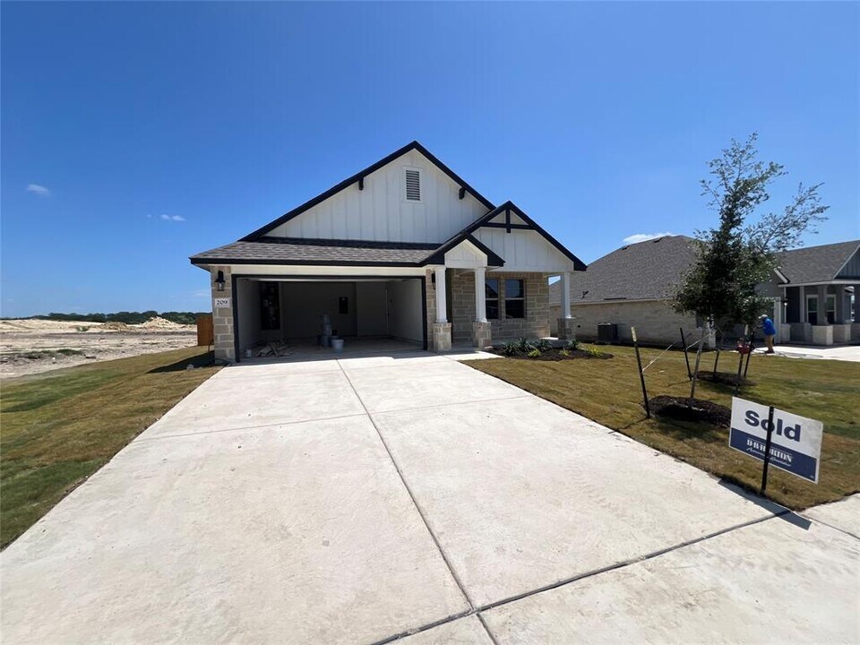 209 Creekfall Rd in Burnet, TX - Building Photo