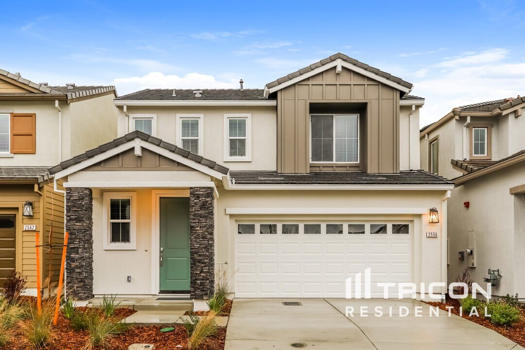 2556 Gold Brk St in Lincoln, CA - Foto de edificio