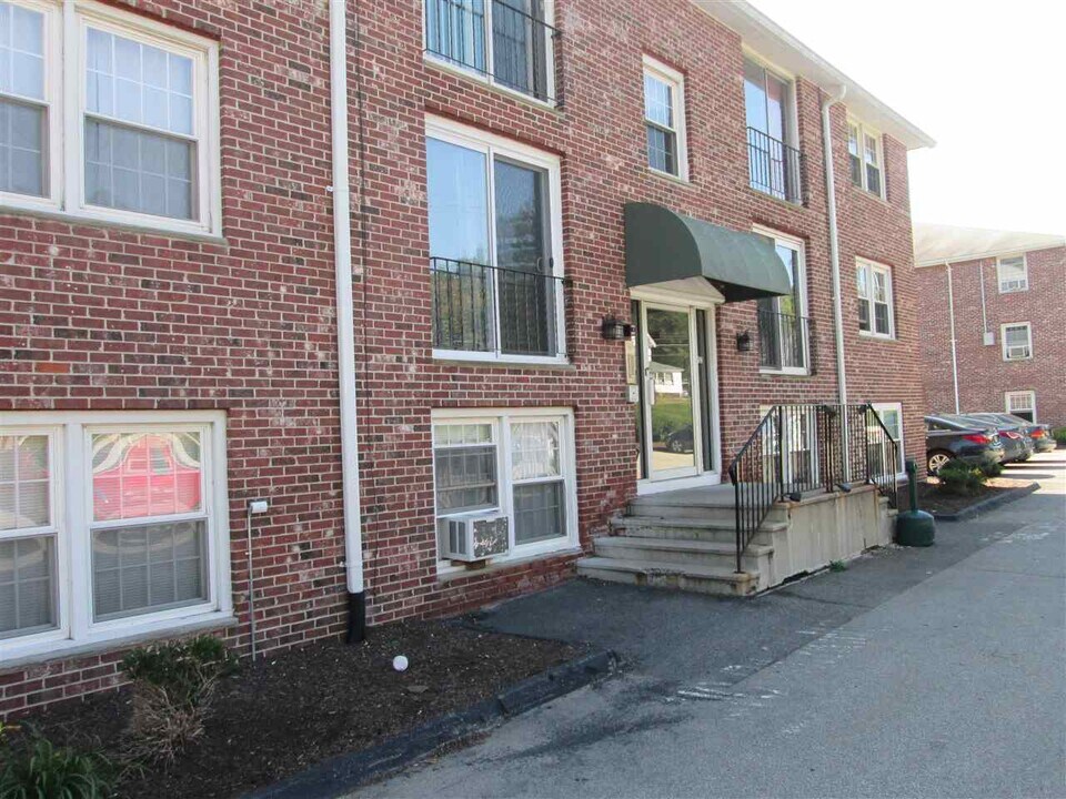 99 E Broadway-Unit -8 in Derry, NH - Building Photo