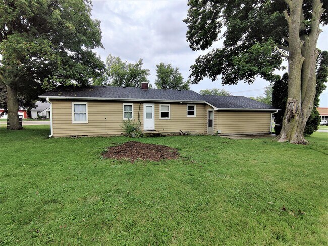 211 Wyoming Ave in Paw Paw, IL - Building Photo - Building Photo