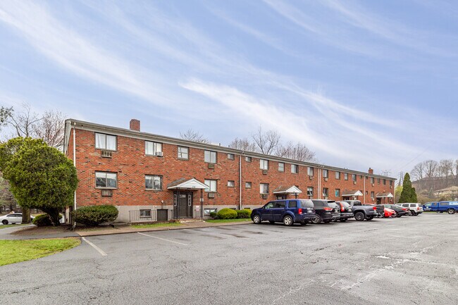 Suburban Manor in Chestnut Ridge, NY - Building Photo - Building Photo