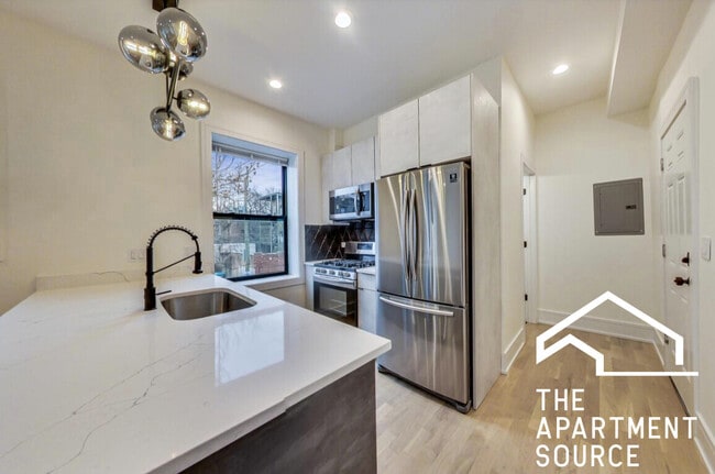 property at 2551 W Hirsch St