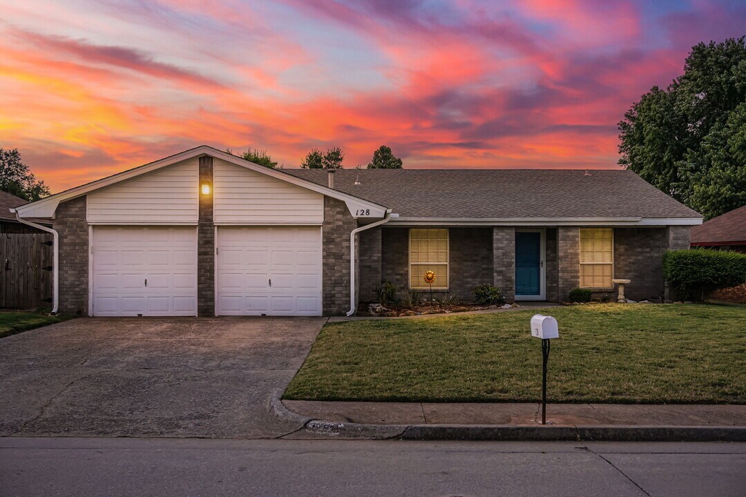 128 W Platt Dr in Yukon, OK - Building Photo